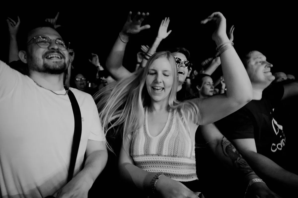 Deejay Plus beim Festival, Festivalbesucher, Musik, feiern, Spaß, Veranstaltung.